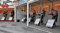 Goricatlon se je začel s sobnim kolesarjenjem na mestnem trgu. 
Najbolj zagnani so nato lahko odpravili še na tek.