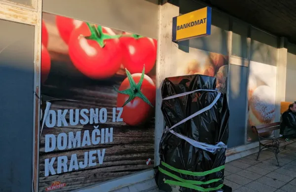 Bankomat v Opatjem  selu včeraj ni deloval.  Ovit v črn   polivinil je 
opominjal  na sobotno  nočno dogajanje.