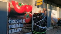 Bankomat v Opatjem  selu včeraj ni deloval.  Ovit v črn   polivinil je 
opominjal  na sobotno  nočno dogajanje.