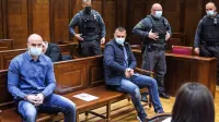 Ob strogih varnostnih ukrepih se je včeraj na koprskem  sodišču 
nadaljevalo  sojenje Bojanu Stanojeviću (levo), Klemnu Kadivcu  
(desno, med pravosodnimi  policisti) in Draganu Čikojeviću.   Stanojević  in Kadivec sta v priporu  od novembra 2019. 