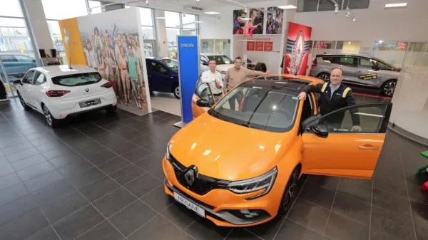 V podjetju Trgo ABC na vozila  znamk renault clio ali captur ali 
dacia ni treba čakati.  Več potrpljenja morajo imeti kupci, ki bi radi 
vozila, ki so bolj  digitalizirana, z več opreme.