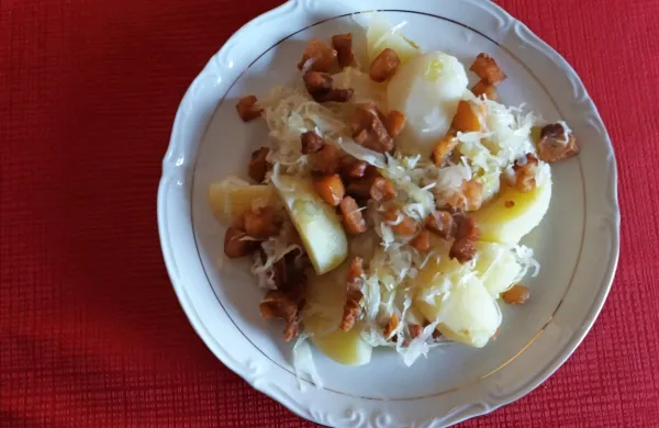 Krompir v zevnici, zabeljen z ocvirki, je stara jed, ki je bila na 
Bistriškem nekoč pogosto na jedilniku. 