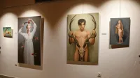 Razstava  združuje  raznolika dela (na fotografiji levo slika Siniše Kashawelskega, desno Rastka Stefanovića). 