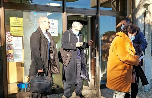 Bojan Lovše,   upokojeni   zdravnik  (drugi  z  leve),  je na sodišču 
vztrajal, da je vedno  delal strokovno.  Očitkov tožilstva ni priznala 
niti zdravnica  Marjana  Pšeničnik  Grosek (desno).   