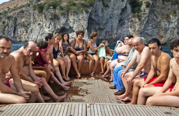 Paolo Sorrentino je v svojem najnovejšem celovečercu zaoral po 
svoji preteklosti in odraščanju v Neaplju.