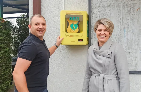 Erik Klavora in Teja Jelina sta   novo AED napravo najprej namestila 
na Humu. 
