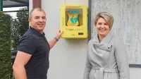 Erik Klavora in Teja Jelina sta   novo AED napravo najprej namestila 
na Humu. 
