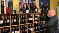 Specializirane prodajalne ponujajo široko paleto vin in tudi 
možnost svetovanja o nakupu. Na fotografiji je vinoteka Okusi 
Istre v Kopru, ki ponuja izključno istrska vina.