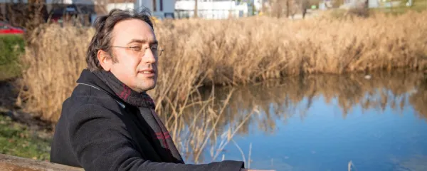 Mirt Komel v svoji Novi Gorici, na točki, kjer urbano sreča naravo, 
ki sreča umetnost, ki sreča življenje. 