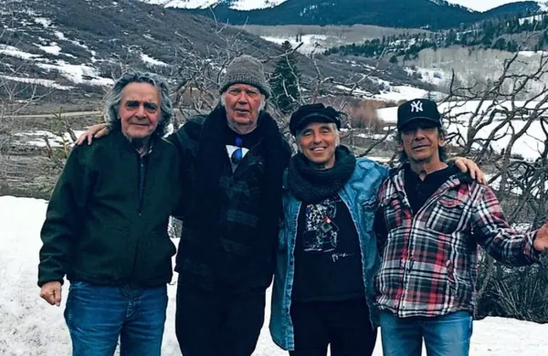 Tovarišija med skednjem in Skalnim gorovjem (z leve): Billy Talbot, Neil Young, Nils Lofgren in Ralph Molina 