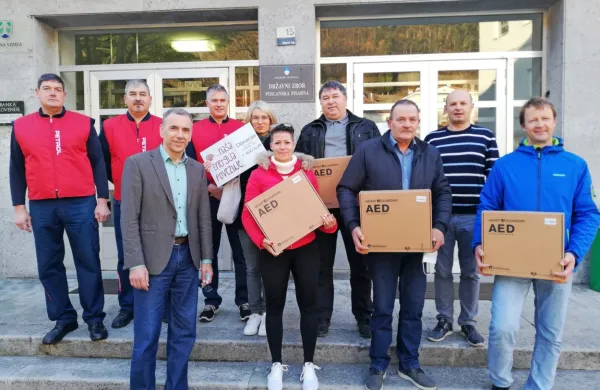 Predstavniki  Rdečega  križa Ajdovščina so v družbi vipavskega župana Gorana Kodelje in predstavnikov 
vipavske ekipe Petrola defibrilatorje slovesno predali  predsednikom še zadnjih štirih krajevnih skupnosti.