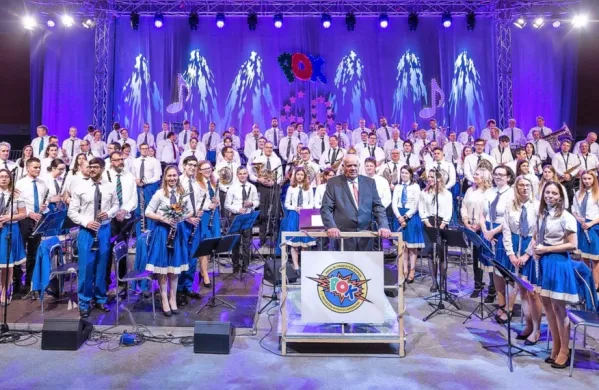  Združenim nekdanjim in sedanjim članicam in članom je ob izteku jubilejnega koncerta dirigiral Darij Pobega, ustanovitelj in kar tri desetletja vodja Pihalnega orkestra Koper. 