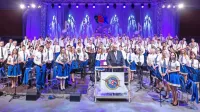  Združenim nekdanjim in sedanjim članicam in članom je ob izteku jubilejnega koncerta dirigiral Darij Pobega, ustanovitelj in kar tri desetletja vodja Pihalnega orkestra Koper. 