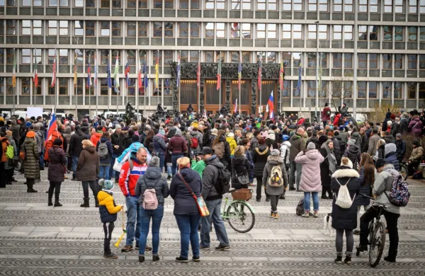 Medtem ko so poslanci obravnavali predlog desetega protikoronskega zakona, mu je pred parlamentom nasprotovala 
množica protestnikov. Po besedah predsednika stranke Resni.ca 
Zorana Stevanovića tudi zato, ker  se bojijo, da ustvarja podlago za 
uvedbo obveznega cepljenja.