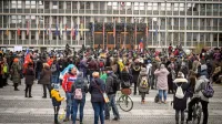 Medtem ko so poslanci obravnavali predlog desetega protikoronskega zakona, mu je pred parlamentom nasprotovala 
množica protestnikov. Po besedah predsednika stranke Resni.ca 
Zorana Stevanovića tudi zato, ker  se bojijo, da ustvarja podlago za 
uvedbo obveznega cepljenja.