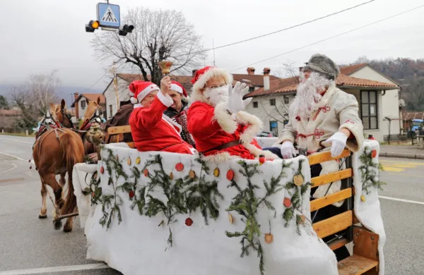 Božiček  se pri zaposlenih v nekaterih podjetjih ne bo oglasil, a  
skupaj z dedkom Mrazom sta se včeraj s  konjsko vprego zapeljala  
skozi Osek, Šempas in Ozeljan, tako so so jima lahko otroci ob  poti  
pomahali v pozdrav. 