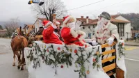 Božiček  se pri zaposlenih v nekaterih podjetjih ne bo oglasil, a  
skupaj z dedkom Mrazom sta se včeraj s  konjsko vprego zapeljala  
skozi Osek, Šempas in Ozeljan, tako so so jima lahko otroci ob  poti  
pomahali v pozdrav. 