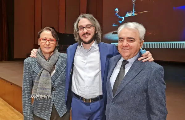  Alexander s staršema, Sijavušem Gadžijevim in Ingrid Silič  

