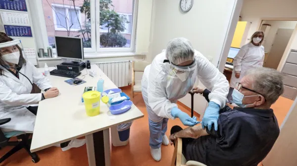 Tako so 27. decembra lani cepili stanovalce Obalnega doma  
upokojencev.  