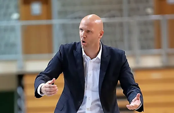 Andrej Žakelj tekme vodi precej temperamentno.