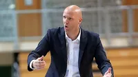 Andrej Žakelj tekme vodi precej temperamentno.