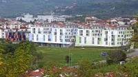 Na zeleni zaplati  ob “Mišičevih blokih” in neprofitnem bloku 
Livade bo zrasla  stanovanjska soseska Momento Izola. Investitor 
zagotavlja, da napovedanega  števila stanovanj ne bodo prekoračili. 