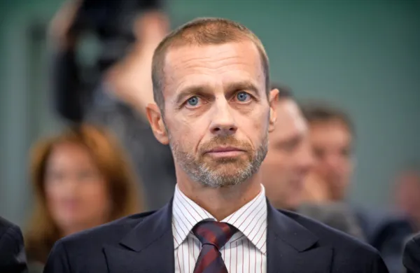 Aleksander Čeferin je  v pogovoru za Politico  znova izrazil skrb 
glede stanja v Sloveniji. “Še nikoli nismo bili tako razdeljeni. Nikoli 
ni bilo toliko napetosti. A to bodo morali rešiti Slovenci in ne 
Evropska unija.”