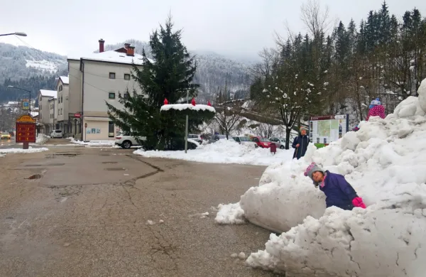 Demografsko ogrožena Spodnja Idrija, drugi največji kraj v občini, 
je po ukinitvi poštne in bančne poslovalnice, ostal še brez 
bankomata.
