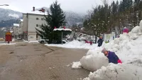 Demografsko ogrožena Spodnja Idrija, drugi največji kraj v občini, 
je po ukinitvi poštne in bančne poslovalnice, ostal še brez 
bankomata.