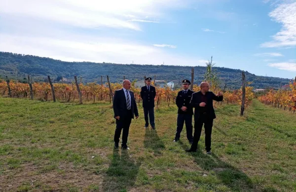 Državni sekretar v ministrstvu za notranje zadeve Božo Predalič 
(levo)  si je oktobra  v Izoli že ogledal   možno novo lokacijo Policijske 
uprave Koper na območju pod hitro cesto. 