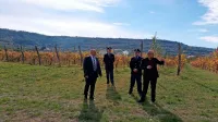 Državni sekretar v ministrstvu za notranje zadeve Božo Predalič 
(levo)  si je oktobra  v Izoli že ogledal   možno novo lokacijo Policijske 
uprave Koper na območju pod hitro cesto. 