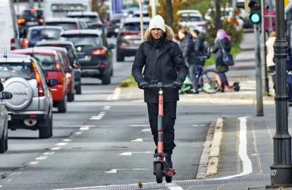 Vozniki e-skirojev morajo voziti po kolesarskem pasu, kolesarski 
stezi ali poti.
