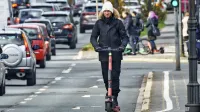 Vozniki e-skirojev morajo voziti po kolesarskem pasu, kolesarski 
stezi ali poti.