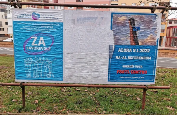 Pogled na (brezplačno) plakatno mesto v Livadah: civilna iniciativa Skupaj za dobro Izole - Insieme per il bene di Isola poziva 
k uveljavitvi OPN, Gibanje za Izolo je proti.   