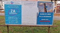 Pogled na (brezplačno) plakatno mesto v Livadah: civilna iniciativa Skupaj za dobro Izole - Insieme per il bene di Isola poziva 
k uveljavitvi OPN, Gibanje za Izolo je proti.   