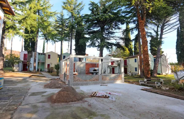 Poleg treh nastanitvenih sklopov s skupno 20 sobami - tako 
imenovanimi Mihevčevimi vilami - je na zemljišču tudi nekaj na 
črno zgrajenih objektov. 