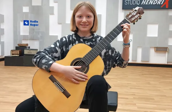 Hana Praprotnik zelo rada igra kitaro, ne ve pa še, ali se ji bo 
posvetila tudi poklicno. 