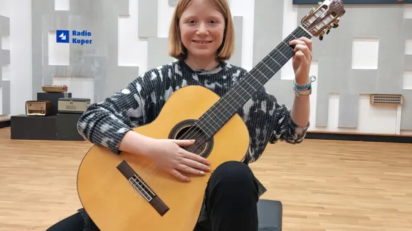 Hana Praprotnik zelo rada igra kitaro, ne ve pa še, ali se ji bo 
posvetila tudi poklicno. 