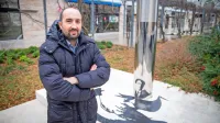 Na Tržaškem je kar  nekaj raziskovalnih ustanov - poleg obeh 
univerz še mednarodni center za fiziko, sinhrotron v Bazovici, 
tehnološki park na Padričah ..., ki so privlačne za marsikaterega 
visoko profiliranega mladega raziskovalca in strokovnjaka.”