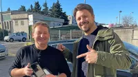 Jože Orešnik (levo) in Jaka Ivančič po “uradni” predaji telefona, ki 
je kar štiri mesece počival na morskem dnu na območju Debelega 
rtiča.