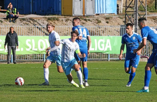 Etien Velikonja (v ospredju v svetlejšem  dresu Gorice) je imel 
jeseni vidno  vlogo v kazenskih prostorih tekmecev.  
