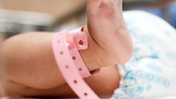 V Sloveniji sta se prvi novorojenčici v novem letu minuto čez 
polnoč rodili v Ljubljani in Mariboru, prvi deček pa v Izoli ob 
2.40.