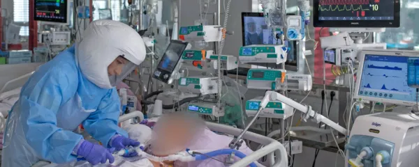 Četrti val s povsem polnimi covidnimi bolnišničnimi oddelki v 
vseh bolnišnicah in ob akutnem pomanjkanju kadra, ki  izgoreva 
pri delu, je naš zdravstveni sistem prignal na rob zloma.     