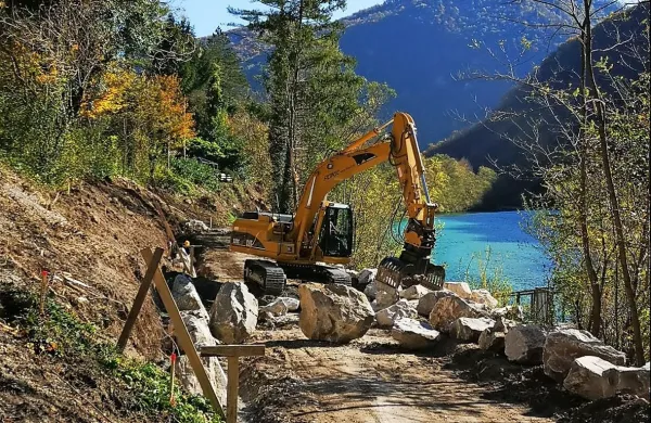 Velik del odseka kolesarske steze proti Modreju, ki ga zdaj gradijo, 
gre po obstoječi makadamski poti. 