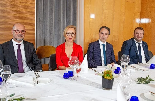 Z leve so  dr. Rado Pišot, direktor ZRS Koper, Florence Ferrari, francoska veleposlanica v Sloveniji, Tomislav Čižmić, predsednik uprave Mercatorja, in mag. Aleš Irgolič, državni 
sekretar na ministrstvu za kmetijstvo, gozdarstvo in prehrano.

