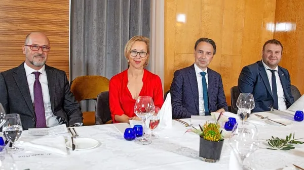 Z leve so  dr. Rado Pišot, direktor ZRS Koper, Florence Ferrari, francoska veleposlanica v Sloveniji, Tomislav Čižmić, predsednik uprave Mercatorja, in mag. Aleš Irgolič, državni 
sekretar na ministrstvu za kmetijstvo, gozdarstvo in prehrano.

