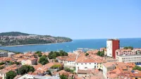 Koprska občina je določila skupaj 63 ulic in trgov, na katerih ni 
dovoljeno spreminjati pritličja in kleti v stanovanja. 