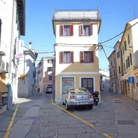 V Izoli ne bo mogoče dobiti gradbenega dovoljenja za večanje zmogljivosti 
objektov in vzpostavitev stanovanjskih bivanjskih enot v pritličju. 