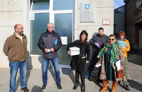 Člani Civilne iniciative Gibanje za Izolo, ko so 18. novembra občini 
predali podpise za izvedbo referenduma. 
