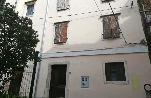 Pročelje stavbe v Budičinovi ulici nakazuje, da je stavba v dokaj 
dobrem stanju ... 